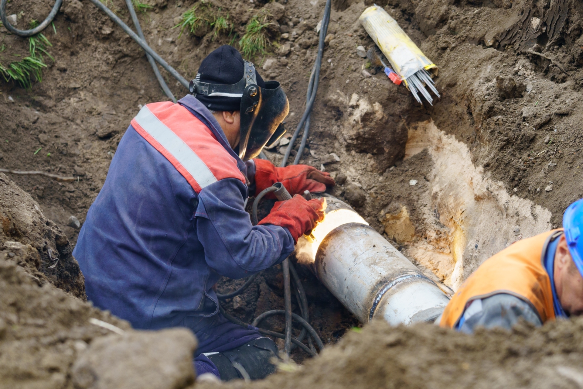 Utility worker fixing broken water main sewerage 2022 11 15 04 16 42 utc 1
